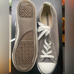 Like new women’s converse, low tops, size 9